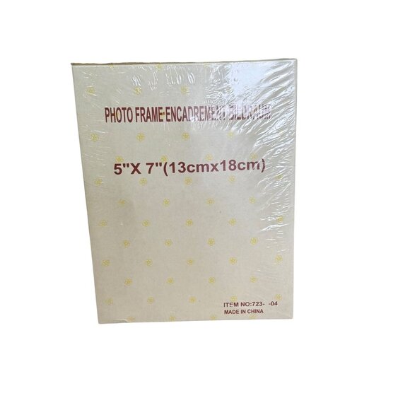 Hand-Finished Resin Photo Frame 5" X 7" (13cm X 18cm) With Ornate Design - Picture 5 of 7